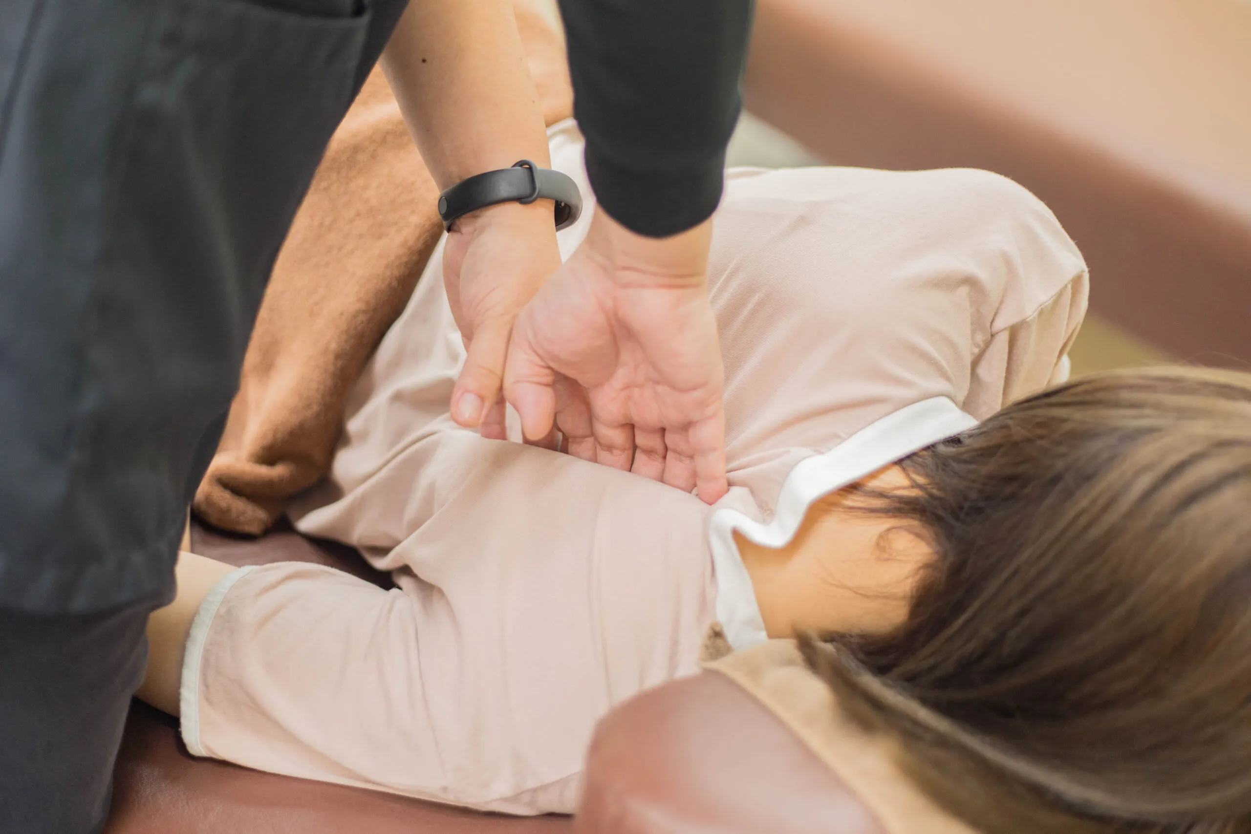 十条中央接骨院での肩甲骨はがしの施術風景