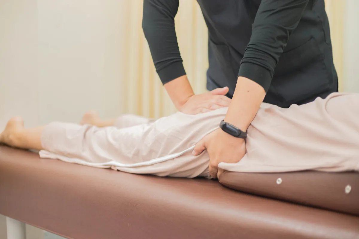 十条中央接骨院での股関節調整の施術風景