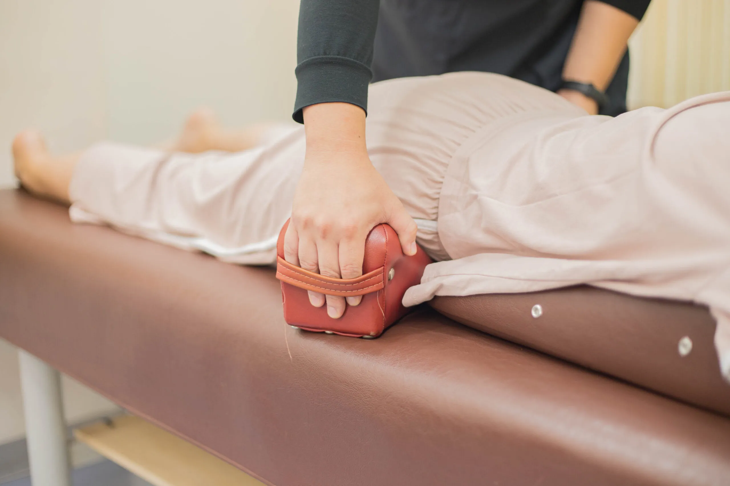 十条中央接骨院での骨盤矯正の施術風景