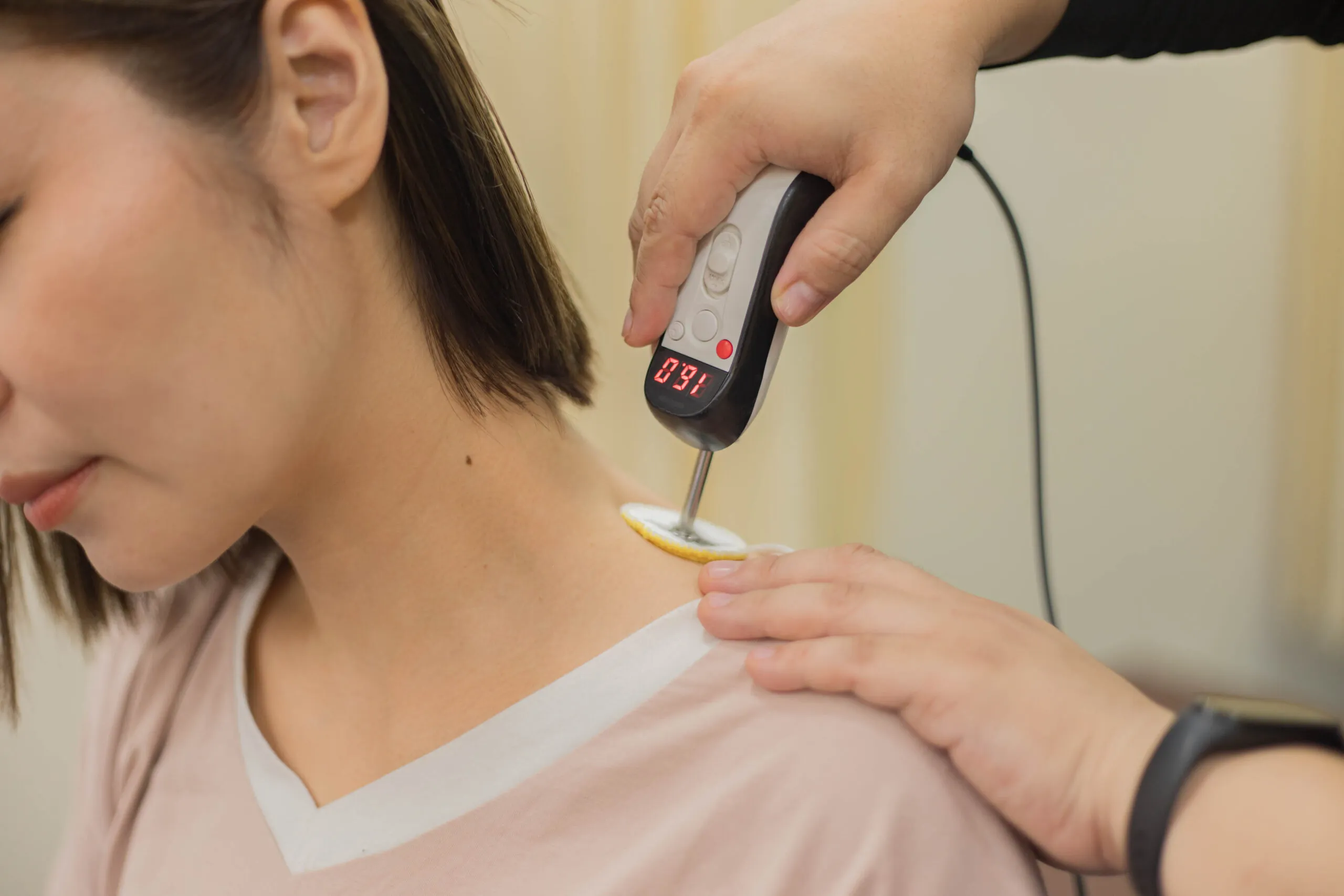 十条中央接骨院での羽田野式ハイボルトの施術風景