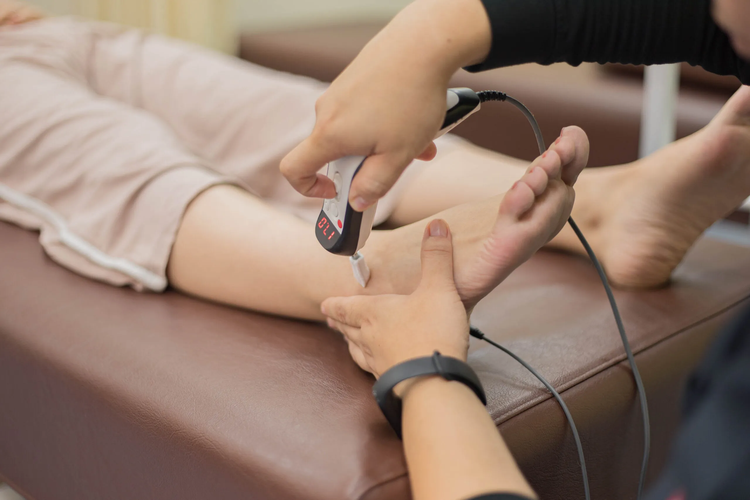 十条中央接骨院でのハイボルト療法の施術風景