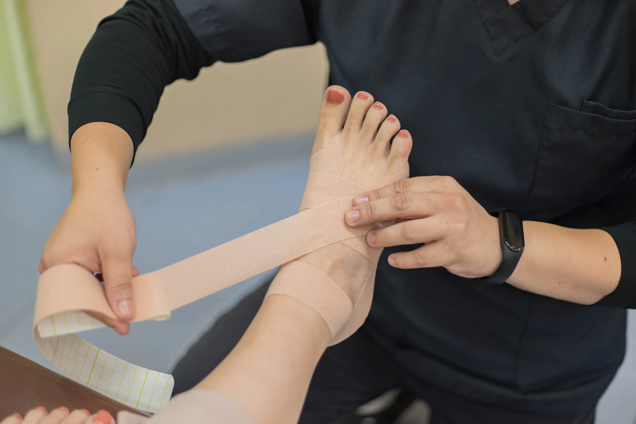 十条中央接骨院でのテーピング施術の様子