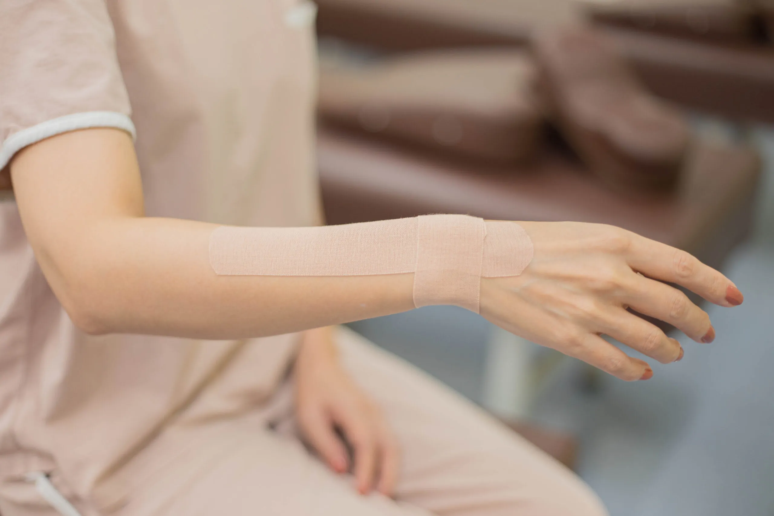 十条中央接骨院でのテーピングの施術風景