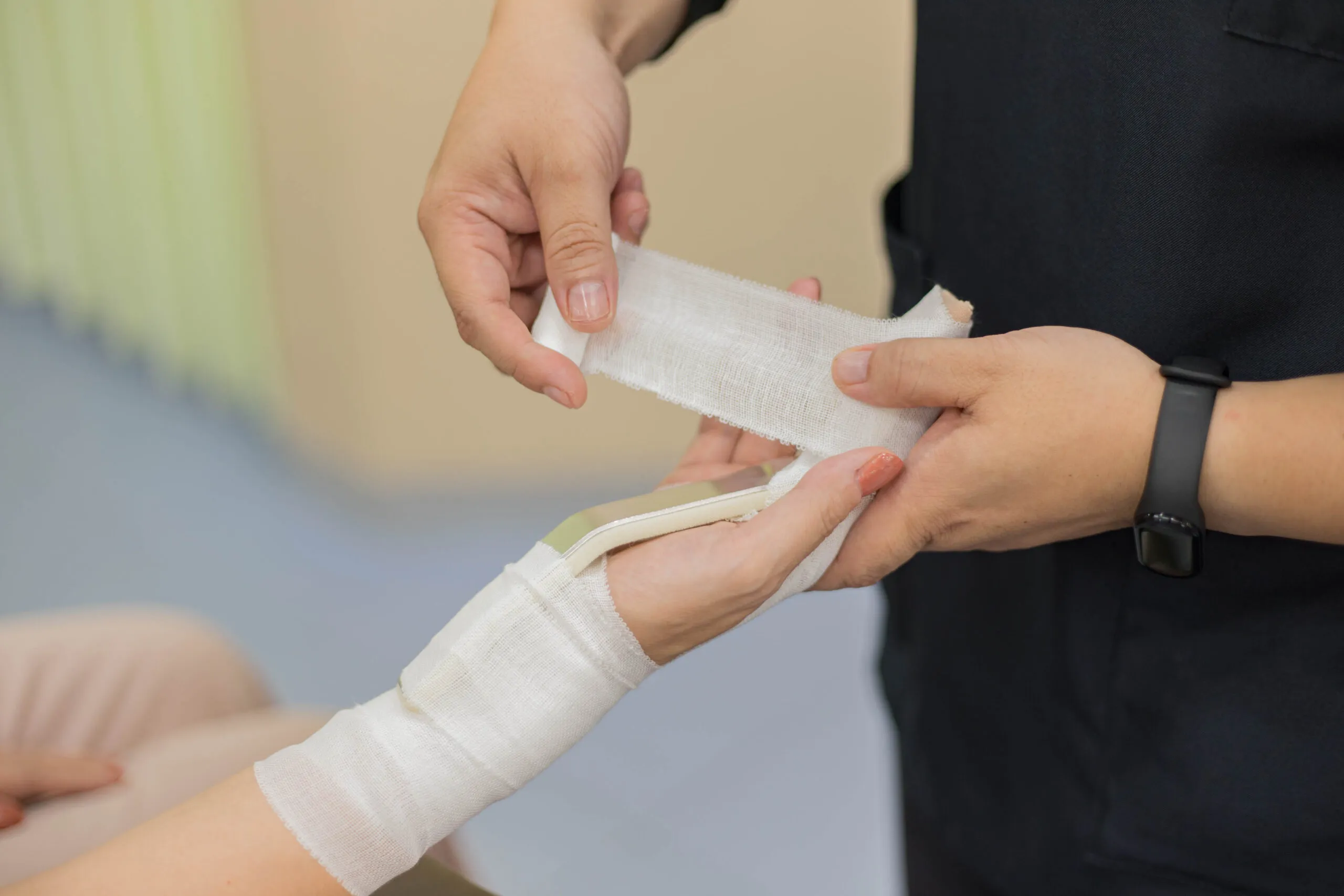 十条中央接骨院での特殊固定具の施術風景