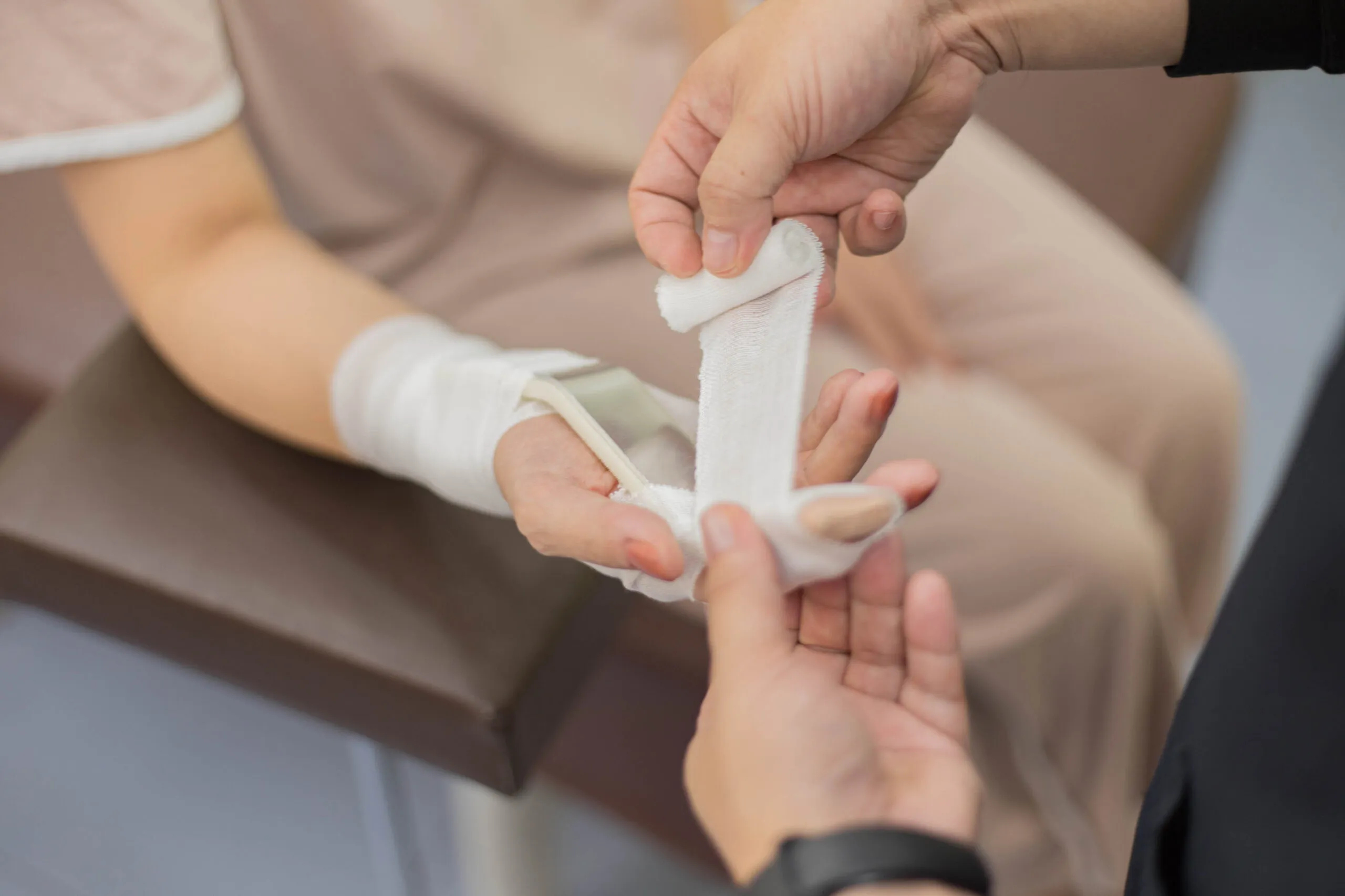 十条中央接骨院でのアルフェンスでの施術風景