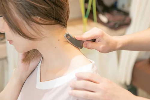 十条中央接骨院での筋膜ストレッチの施術風景