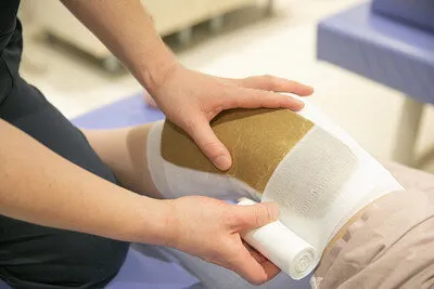 十条中央接骨院での厚紙副子の施術風景