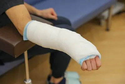 十条中央接骨院でのキャストライトの施術風景