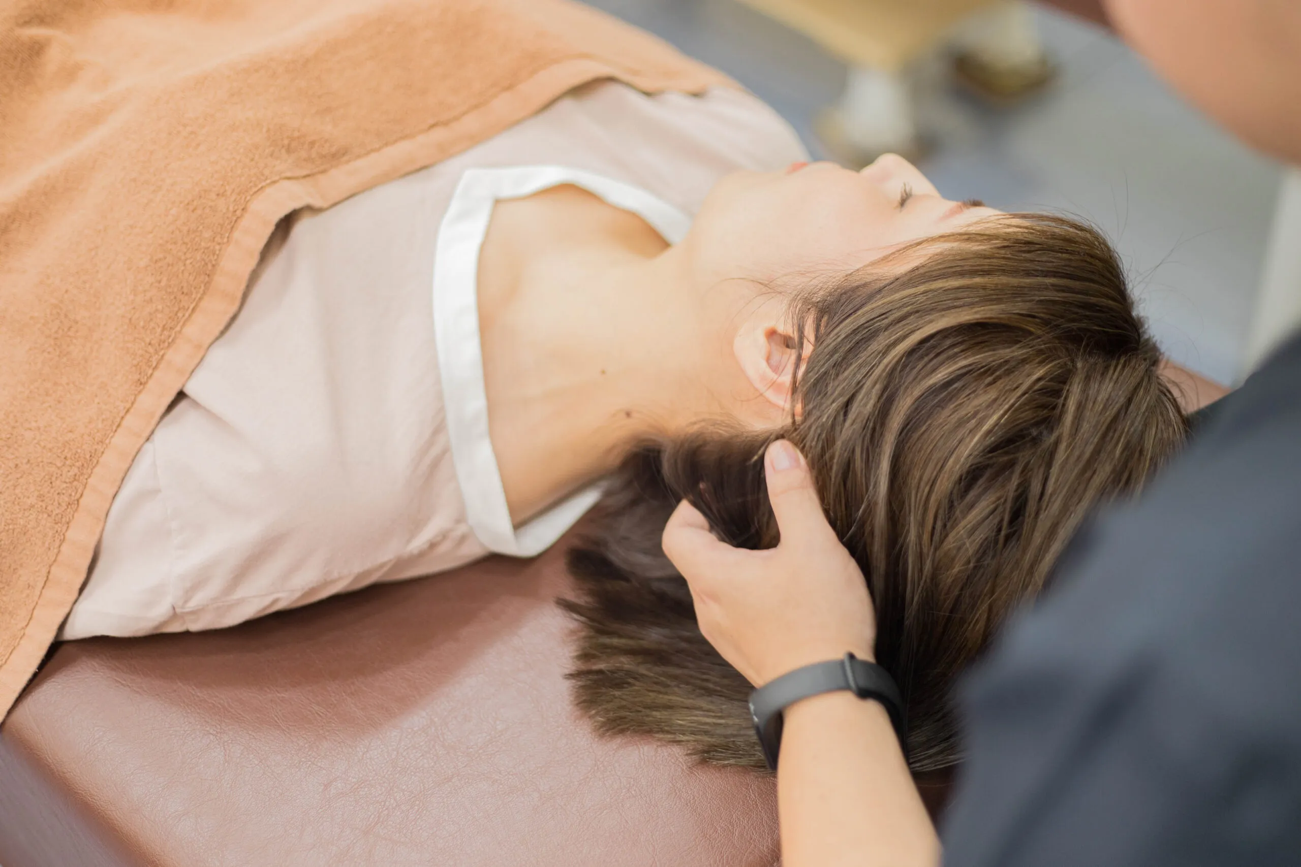 十条中央接骨院での炭酸ヘッドスパの施術風景