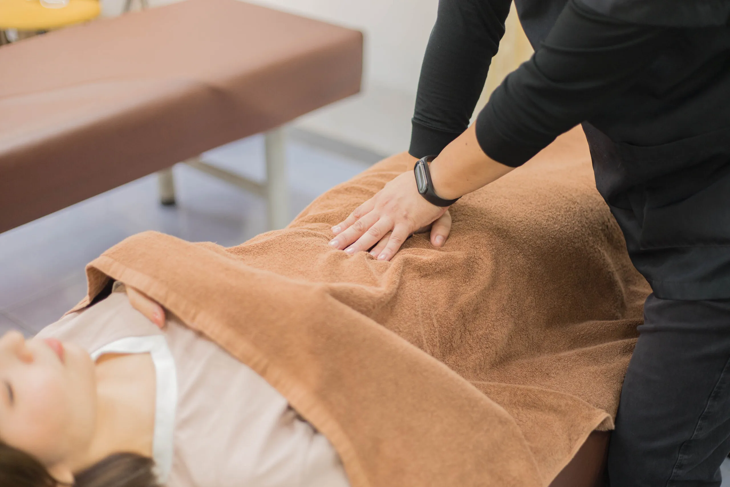 十条中央接骨院での自律神経調整の施術風景