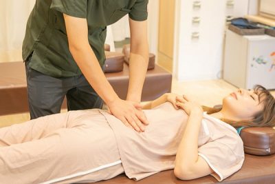 十条中央接骨院での自律神経調整の施術風景