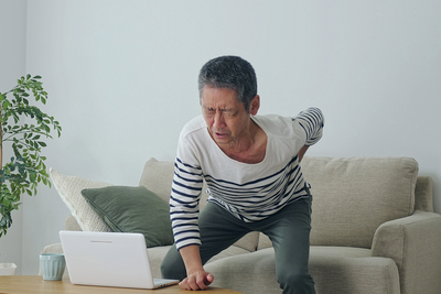 ぎっくり腰になってしまい動けない男性