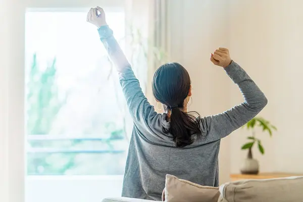 のびをする女性