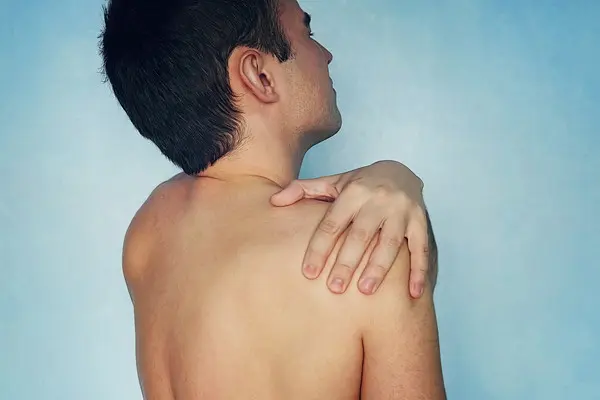 突然痛みに襲われる男性