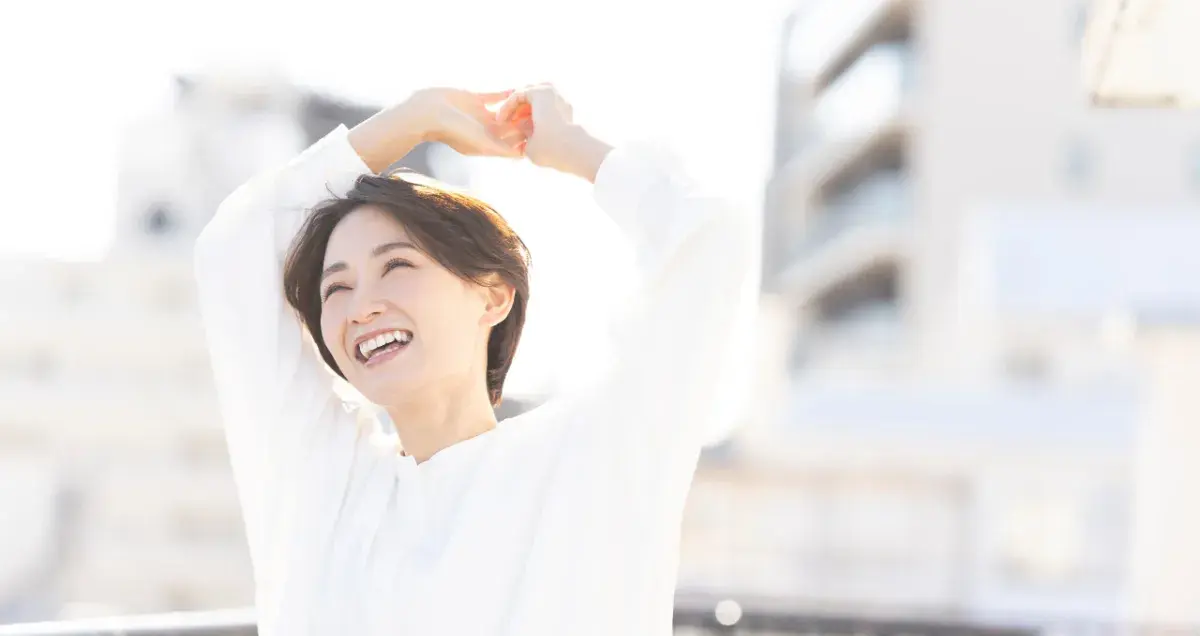 気分がはれやかな女性