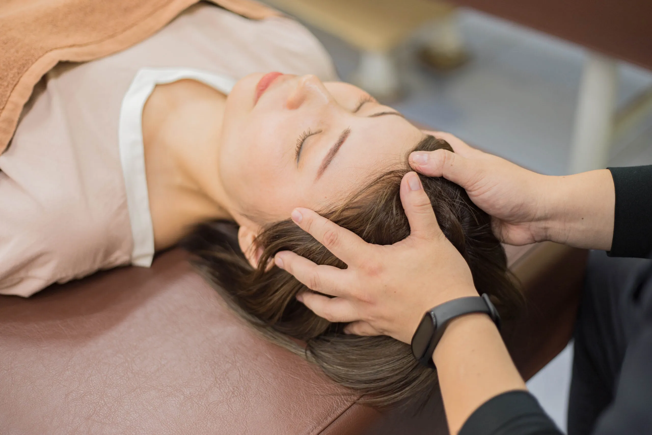 十条中央接骨院での炭酸ヘッドスパの施術風景