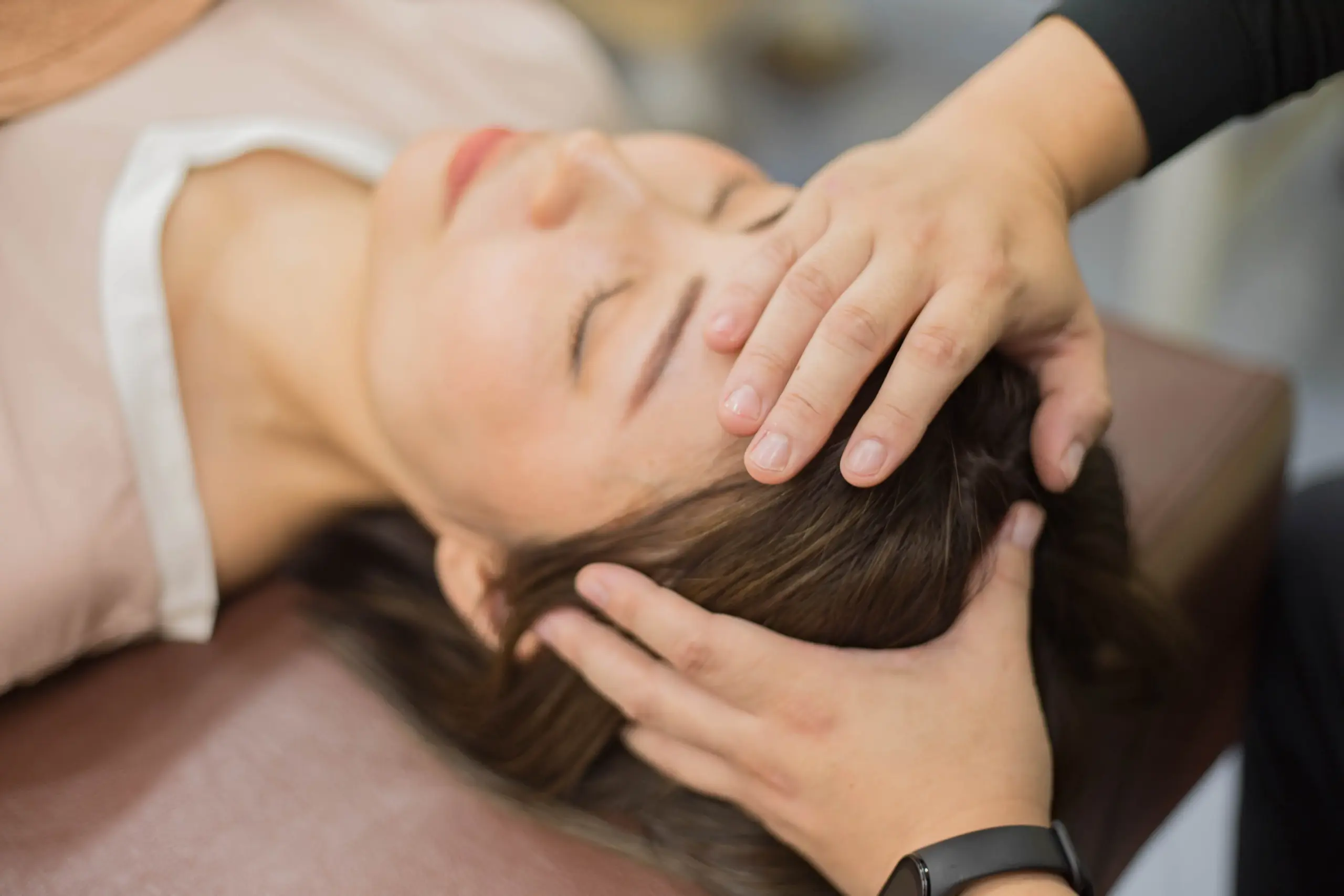 十条中央接骨院での炭酸ヘッドスパの施術風景
